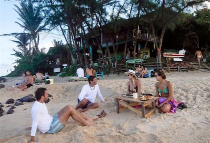 Renzo, Martín, Dolores y Pía son argentinos y se acaban de conocer en Pipa