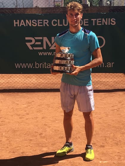 Renzo Olivo con la réplica de la Copa Davis: fue uno de los siete jugadores argentinos que participaron de la campaña del título en 2016