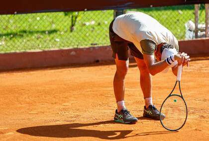 Renzo Olivo, dolorido y frustrado, no pudo continuar su partido de la primera ronda del Challenger del TCA, ante el brasileño Pedro Sakamoto