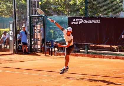 Renzo Olivo, en el Challenger del Tenis Club Argentino: nervioso e impreciso, se retiró por un problema lumbar mientras jugaba el segundo set de la primera ronda