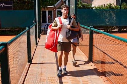 Renzo Olivo, en el Tenis Club Argentino, rumbo a la cancha: volvió a competir después de seis meses, pero su futuro en el tour es incierto