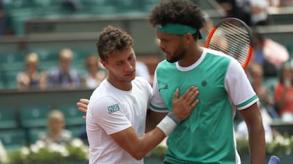 Renzo Olivo saluda a Tsonga tras su victoria
