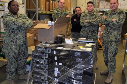 Renzo Sobrevilla junto al equipo de Gestión de Material del Hospital Naval de Bremerton (Foto: DVIDS- Defense Visual Information Distribution Service)