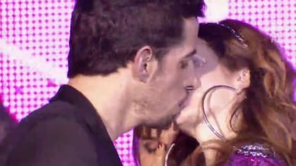 Renzo y Nina, a puro beso en el final de la tira de Telefé
