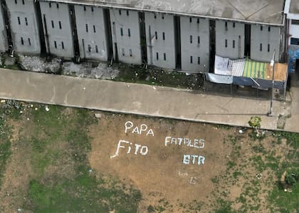 Reos del penal del que escapó alias Fito le hacen una especie de mural con piedras en el patio de la cárcel en su honor