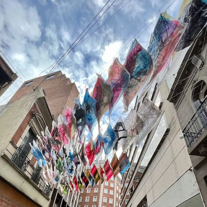 "Reparo", intervención de
Martín Churba y Guillermo Cameron Mac Lean en el Pasaje Tres Sargentos, en el marco de Microcentro Cuenta en 2023