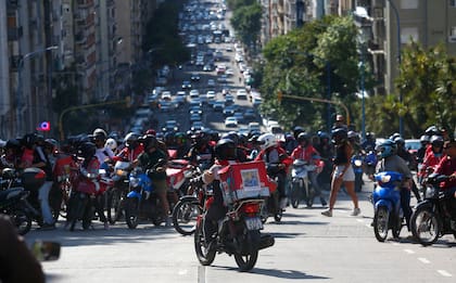 Repartidores de aplicaciones marcharon reclamando mas seguridad en Mar del Plata