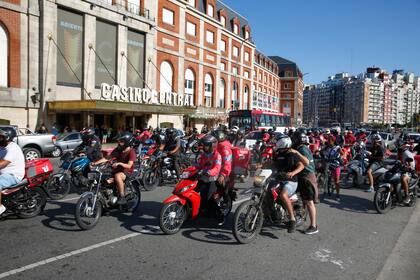 Repartidores de aplicaciones marcharon reclamando mas seguridad y justicia por Johana
