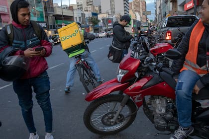 Repartidores de Glovo trabajando con normalidad el fin de semana en la ciudad de Buenos Aires