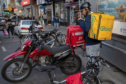 Repartidores de Glovo trabajando con normalidad el fin de semana en la ciudad de Buenos Aires