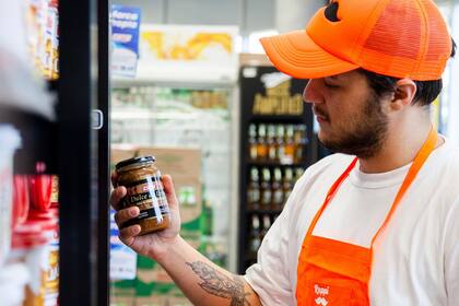 Un personal shopper de Rappi selecciona la mercadería a pedido del cliente que realizó el pedido a través de la plataforma