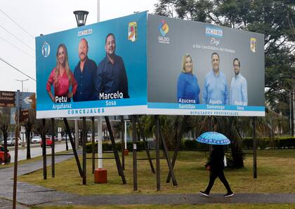 Reparto de bolsas de alimentos y boletas en laUnidad Basica de Marcelo Sosa candidato a consejal por Gildo en la ciudad de Formosa.
28 de Junio 2025.