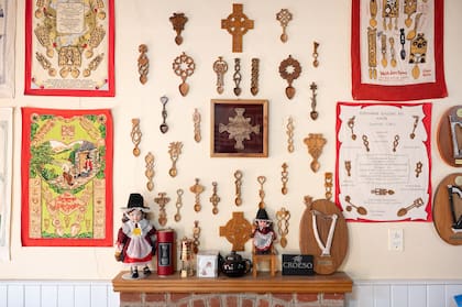 Repasadores, cucharas y más adornos galeses en Plas y Coed