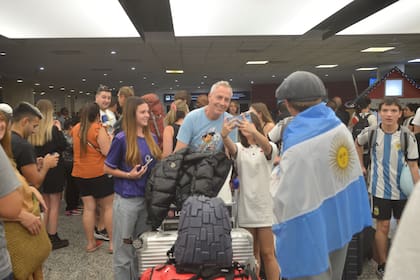 Repleto de valijas, Marley bajó del avión con Mirko y todo su equipo de Por el mundo