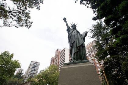 Réplica a escala de la estatua de la libertad en Barrancas de Belgrano