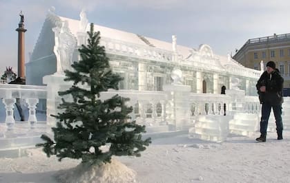 Réplica de la Casa de Hielo de la emperatriz Ana que se empezó a hacer anualmente en San Petersburgo desde 2005