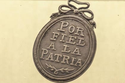 Réplica de la medalla entregada al esclavo Ventura por haber denunciado la conspiración de Martín de Álzaga; la pieza tiene la inscripción "Por fiel a la patria" y la medalla original se encuentra en el Museo de los Corrales Viejos de Parque Patricios