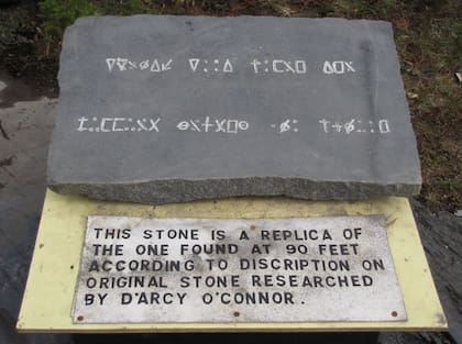 Réplica de la piedra con la que se toparon uno de los primeros grupos de exploradores