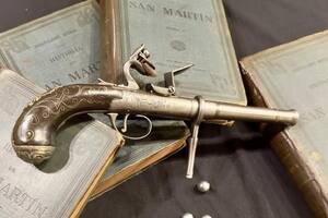 Réplica de la pistola de San Martín hecha por Osvaldo y Martín, junto con la biografía del prócer escrita por Bartolomé Mitre