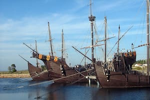 Réplica de los tres barcos que participaron en el primer viaje de Cristóbal Colón, en el Muelle de las Carabelas (Palos de la Frontera, España). Wikimedia Commons