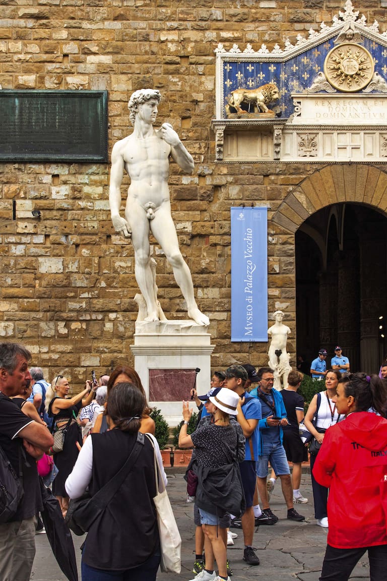 La réplica del David y otros grupos escultóricos pueden apreciarse en la Piazza della Signoria.