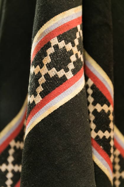 Réplica del poncho ranquel que Mariano Rosas le obsequió al general Mansilla.