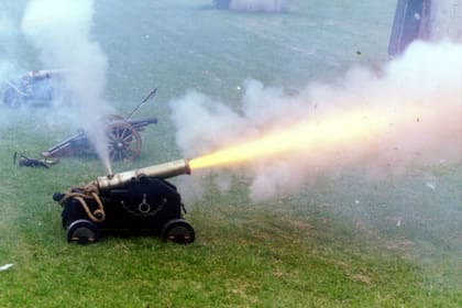 Réplica tamaño natural del cañón de aviso Naval del Buque insignia de la armada Británica, el H.M.S VICTORY del año 1805. Uno similar le regaló el ayuntamiento de Bruselas al Jefe de Estado Mayor de la OTAN en 2007.
