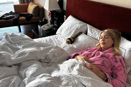 Replicando la foto de Lionel Messi, Wanda posó con su Martín Fierro (Foto Instagram @wanda_nara)