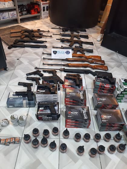 Réplicas de armas de fuego incautadas en un local de venta al público en Once