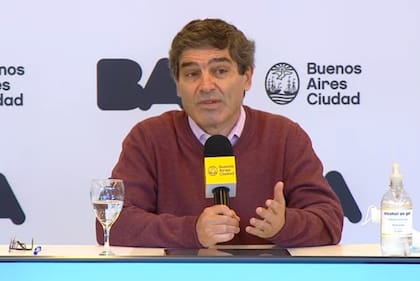 El ministro de Salud, Fernán Quirós, insiste en que las condiciones sanitarias de la ciudad son propicias para reaperturas parciales de escuelas.