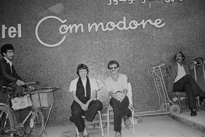 Reporteros en el mítico Commodore (Beirut, 1982)