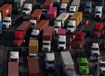 Reportes advierten que el 35% de los conductores comerciales de California pertenecen a un grupo de migrantes