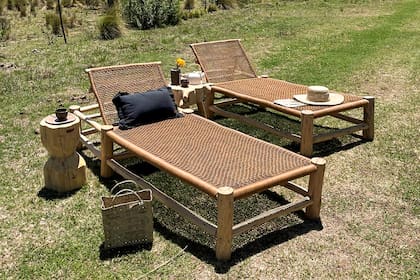 REPOSERA ENOHA. Reposera tejida a mano con hilo sintético para exterior, fabricada en madera con su forma natural. Medidas: 2 m de largo y 80 cm de ancho. @vibra.bohemia