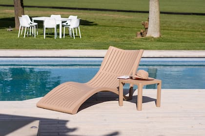 REPOSERA Y MESA AUXILIAR LOTUS
Hechas de PVC con protección UV y estructura monobloque. Reposera: 1,76 m de largo y 72 cm de ancho. Mesa: 45 cm de ancho, 45 cm de largo y 40 cm de alto. @dommhome