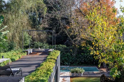 Reposeras de aluminio negras (Coin Vert) y mesas bajas diseñadas por los arquitectos.