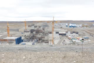 Empresarios chinos recorrieron una de las represas paralizadas en Santa Cruz