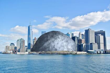 Representación a escala del asteroide Apofis en la isla de Manhattan, en Nueva York