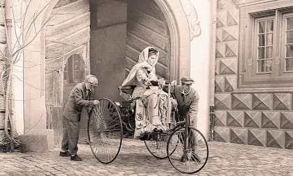 Representación ficticia de Bertha Benz en el modelo diseñado por su esposo junto a sus hijos (Agefotostock / Alamy Stock Photo)
