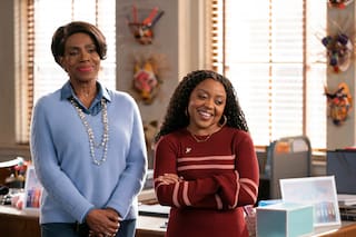 Representación LGBTQ+ en la televisión crece gracias a series como "Abbott Elementary" y "Hacks"