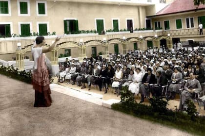 Representación teatral en uno de los patios del Eden Hotel