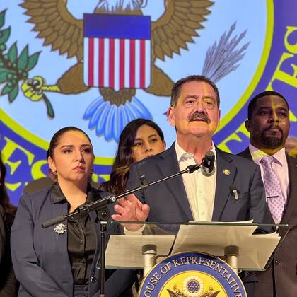 Representantes como Jesús “Chuy” García (al frente) y Delia Ramirez (a la izquierda) lideraron iniciativas para proteger a los inmigrantes de las políticas del ICE en Illinois