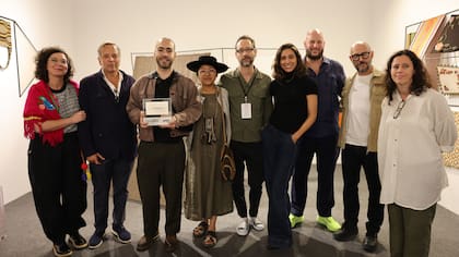 Representantes de la galería Linse y de Pinta, con los miembros del jurado que otorgó el premio
