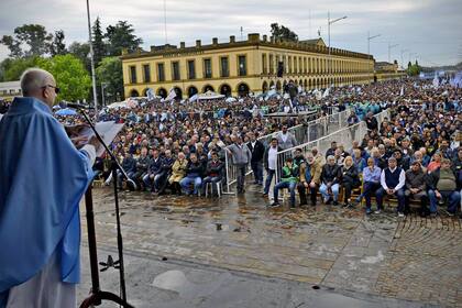 Representantes de la oposición y el sindicalismo durante una misa en Luján, en octubre último