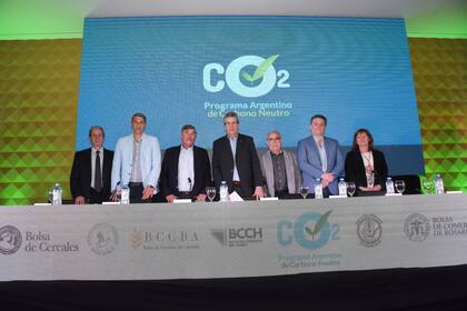 Representantes de las diversas Bolsas del país y del gobierno durante la presentación del Programa Argentino de Carbono Neutro para Alimentos, Bebidas y Bioenergías de Exportación (Pacn)