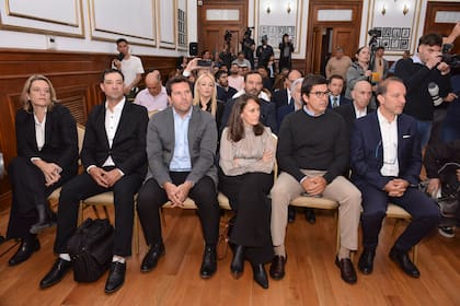 Representantes de las empresas petroleras que operaran los diez yacimientos hidrocarburíferos, en el Salón Blanco de la gobernación de Santa Cruz.