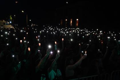 Representantes de organismos de derechos humanos, músicos, escritores, artistas y público: entre quince y veinte mil personas participaron del festival de antorchas el sábado a la noche