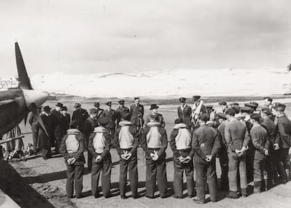 Representantes del Consejo Danés dirigiendo palabras a los pilotos daneses en la ceremonia llevada adelante en Ibsley el 10 de abril de 1942. (The Royal Library).