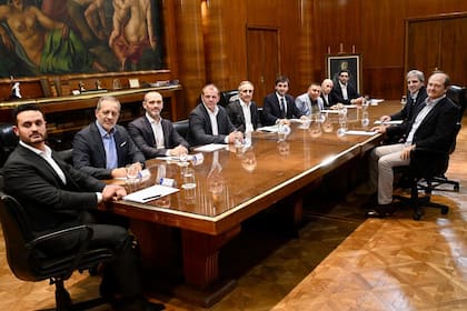 Representantes del Gobierno nacional, Chubut, Pan American Energy y los sindicatos petroleros participaron del anuncio del nuevo proyecto para extender la vida útil de Cerro Dragón mediante recuperación terciaria.