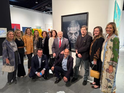 Representantes del Museo Nacional de Bellas Artes y de su Asociación de Amigos, con la obra de Oscar Bony comprada en MC