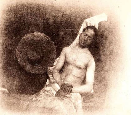Reproducción de fotografía de Hippolyte Bayard de un hombre ahogado